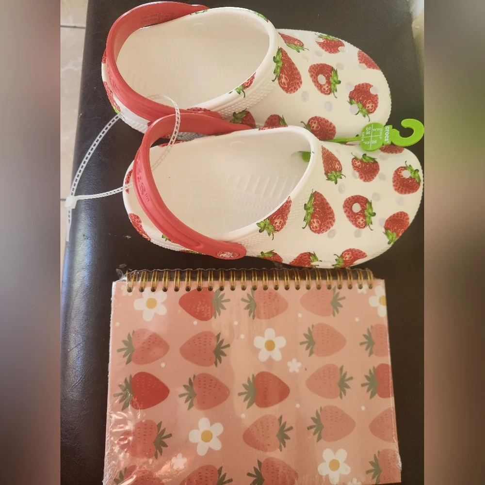 CROCS Kids Strawberry Pattern Clogs - White and Red - Picture 4 of 4